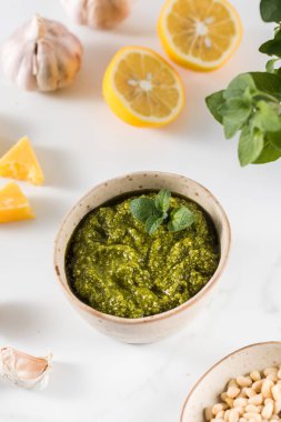 Kâsede taze ev yapımı pesto sosu. İtalyan mutfağı kavramı. Tarif.