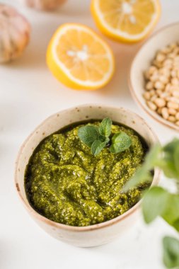 Kâsede taze ev yapımı pesto sosu. İtalyan mutfağı kavramı. Tarif.