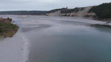 Kıyıların yakınındaki buzla donmuş geniş nehir sık ormanlık alanla kaplı vadiyi geçer. Keşfedilmemiş vahşi bölgelerde ilkbaharın başlangıcı. Soğuk mevsimde seyahat etmek