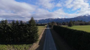 Yeşil orman kuşaklarıyla ayrılmış, karlı dağ silsilesiyle çevrili kırsal alan. Nüfusun ihtiyaçları için ekin ekme vadisi