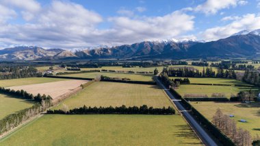 Yeşil orman kuşaklarıyla ayrılmış, karlı dağ silsilesiyle çevrili kırsal alan. Nüfusun ihtiyaçları için ekin ekme vadisi