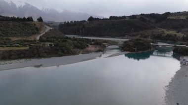 Kıyıların yakınındaki buzla donmuş geniş nehir sık ormanlık alanla kaplı vadiyi geçer. Keşfedilmemiş vahşi bölgelerde ilkbaharın başlangıcı. Soğuk mevsimde seyahat etmek