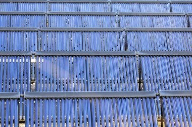 Güneş panelleri günbatımında temiz elektrik üretim istasyonunda. Güneş ışığı enerjisi kırsal kesimde ekipman topluyor. Çevre dostu teknoloji