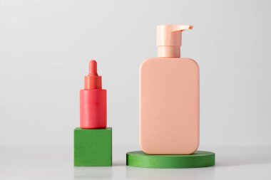 Podyumlardaki rutin cilt bakımı için renkli kozmetik şişeleri. Cilt bakımı kavramı. Şampuan, duş jeli..