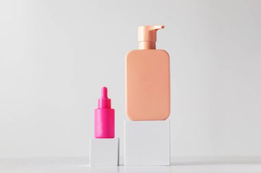 Podyumlardaki rutin cilt bakımı için renkli kozmetik şişeleri. Cilt bakımı kavramı. Şampuan, duş jeli..