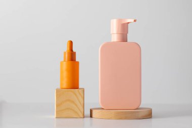 Podyumlardaki rutin cilt bakımı için renkli kozmetik şişeleri. Cilt bakımı kavramı. Şampuan, duş jeli..