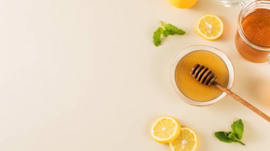 Limon dilimli bal ve bej arkaplanda taze nane yaprakları. Bağışıklık gelişimi için doğal soğuk algınlığı ilacı. Geleneksel tıp bakış açısı. Boşluğu kopyala