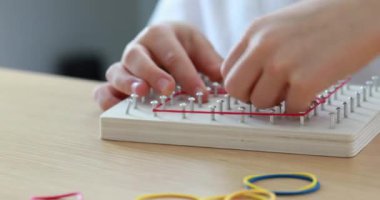 Ortaokul öğrencisi masa başında coğrafya öğrenme matematiği kullanıyor. Geometrideki çeşitli kavramları anlamak için çocuklar için eğlenceli bir eğitim aracı
