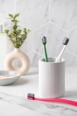 Modern tuvalet tutacağında yumuşak tüylü renkli diş fırçaları. Diş fırçaları günlük fırçalama için hazır. Kişisel hijyen aletleri
