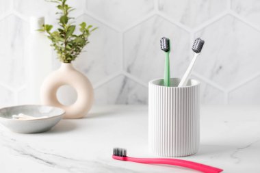 Modern tuvalet tutacağında yumuşak tüylü renkli diş fırçaları. Diş fırçaları günlük fırçalama için hazır. Kişisel hijyen aletleri