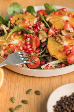 Turunçgil meyveli vejetaryen salatası, marul yaprağı ve nar. Noel salatası. Sağlıklı beslenme.