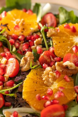 Turunçgil meyveli vejetaryen salatası, marul yaprağı ve nar. Noel salatası. Sağlıklı beslenme.
