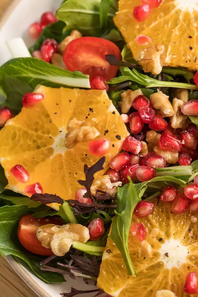 Turunçgil meyveli vejetaryen salatası, marul yaprağı ve nar. Noel salatası. Sağlıklı beslenme.