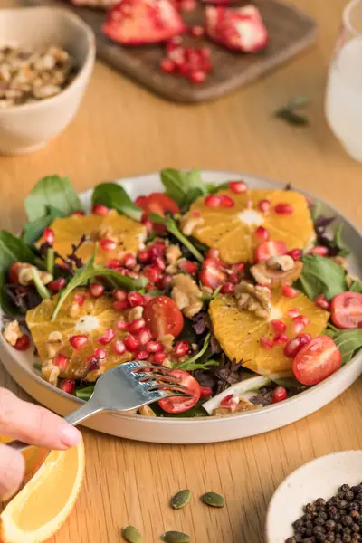 Turunçgil meyveli vejetaryen salatası, marul yaprağı ve nar. Noel salatası. Sağlıklı beslenme.