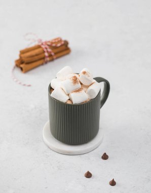 Sıcak bir kış içeceği. Lokum ve tarçınlı bir kupa kakao sıcak bir ortam yaratıyor..