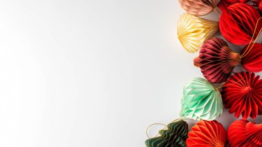 Beyaz arka planda parlak kağıt Noel ağacı süslemeleri. Şık Noel süslemeleri. Yeni yıl dekoru. Boşluğu kopyala