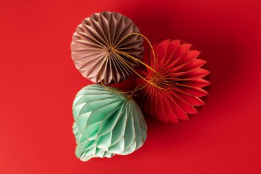 Parlak kağıt Noel ağacı süslemeleri. Şık Noel süslemeleri. Yeni Yıl Dekorasyonu.