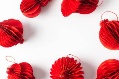 Kırmızı kağıt Noel ağacı süslemeleri. Şık Noel süslemeleri. Yeni Yıl Dekorasyonu.