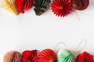 Beyaz arka planda parlak kağıt Noel ağacı süslemeleri. Şık Noel süslemeleri. Yeni yıl dekoru. Boşluğu kopyala