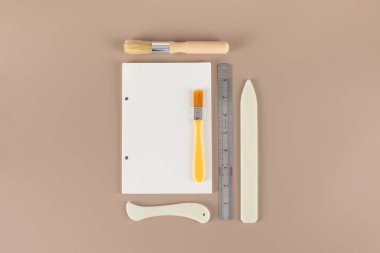 Bir takım kağıt ve hatıra defteri aletleri. Kağıt aksesuar yapmak için malzeme ve hobiler. Yaratıcı eğlence..