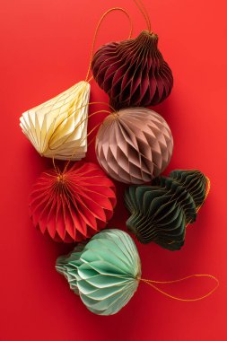 Parlak kağıt Noel ağacı süslemeleri. Şık Noel süslemeleri. Yeni Yıl Dekorasyonu.