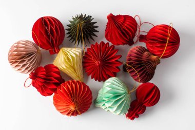 Parlak kağıt Noel ağacı süslemeleri. Şık Noel süslemeleri. Yeni Yıl Dekorasyonu.