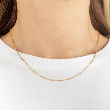 Model yakın planda zarif altın zincir. Mücevher kavramı.