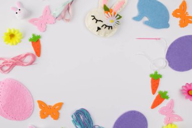 Yaratıcı tasarım için keçeli ve kağıt kesikli renkli Paskalya sanatları süslemeleri. Uzayı kopyala Paskalya hediyesi