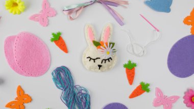 Keçeli ve kurdeleli el yapımı Paskalya tavşanı. Mutlu Paskalyalar