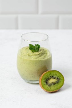 Sağlıklı yaşam tarzına ilham vermek için naneli süslemeli kivi kokteyli. Detoks kavramı, vejetaryen yemeği..