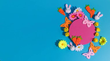 Tavşanlı ve çiçekli canlı Paskalya bayrağı tasarımı. Uzayı kopyala Mutlu Paskalyalar