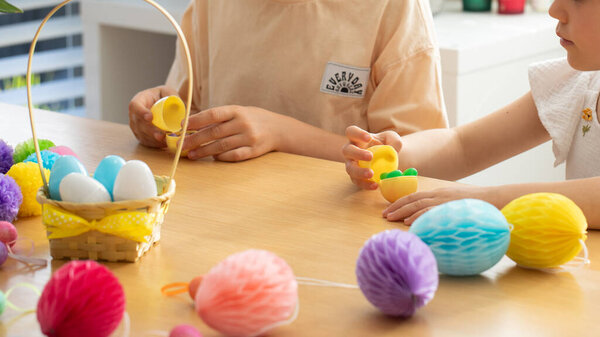 Дети наслаждаются пасхальные яйца охоты и ремесла в помещении с красочными украшениями. Концепция охоты за яйцами для детей. Счастливая Пасха.