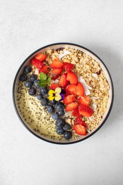  Avokado, granola ve böğürtlenli yeşil meyve suyu kasesi. Vejetaryen konsepti, sağlıklı kahvaltı..