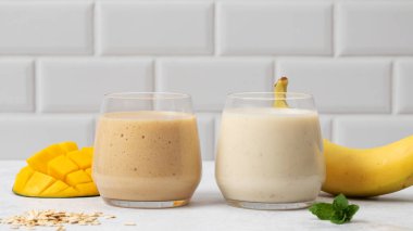 Sağlıklı bir diyet için yulaflı muzlu ve mangolu içecek ikilisi. Vejetaryen yemeği