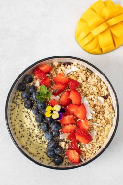 Taze böğürtlen ve chia tohumlu sağlıklı bir kahvaltı kasesi. Vejetaryen yemeği