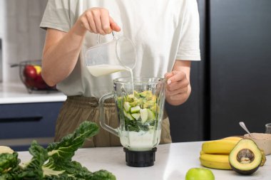 Besleyici bir diyet için taze meyve ve sebzelerle sağlıklı meyve suyu hazırlama. Detox