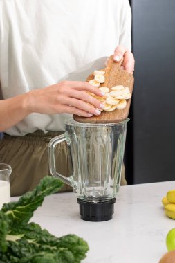 Cam karıştırıcıda sağlıklı bir muz kokteyli hazırlıyorum. Detoks, vejetaryen yemeği.