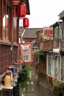 Geleneksel Çin kasabasında fenerleri ve kırsal mimarisi olan sakin bir kanal sahnesi. Zhujiajiao Eski Şehir. Çin kavramı