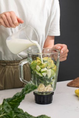 Besleyici bir diyet için taze meyve ve sebzelerle sağlıklı meyve suyu hazırlama. Detox