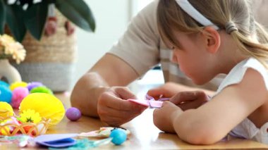  Baba, kızının Paskalya için keçeli kalem yapmasına yardım ediyor. DIY kavramı