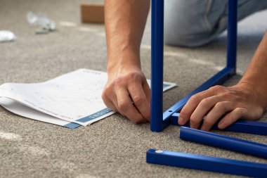 Mobilya montaj sahnesini eller ve ev geliştirme talimatları ile donatın. İşlem