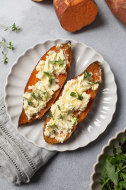Pişmiş tatlı patates, ricotta ve taze otlar. Sağlıklı ve vejetaryen yemekleri. Yer elması kavramı, kumara