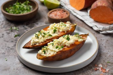 Pişmiş tatlı patates, ricotta ve taze otlar. Sağlıklı ve vejetaryen yemekleri. Yer elması kavramı, kumara