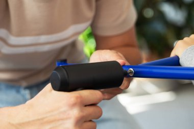 Parlak bir ev ortamında mobilyaların ortak montajı. İçgüdü