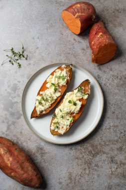 Pişmiş tatlı patates, ricotta ve taze otlar. Sağlıklı ve vejetaryen yemekleri. Yer elması kavramı, kumara