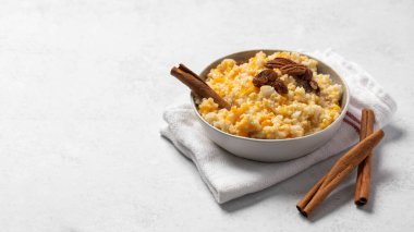 Balkabağı ve tarçınlı pirinç darı lapası. Kahvaltı konsepti. Boşluğu kopyala