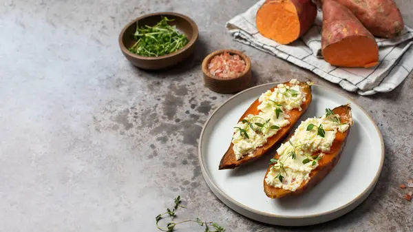 Pişmiş tatlı patates, ricotta ve taze otlar. Sağlıklı ve vejetaryen yemekleri. Yer elması kavramı, kumara. Boşluğu kopyala