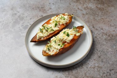 Krem peynirli fırında patates ve taze otlar. Sağlıklı ve vejetaryen yemeği kavramı. Cumara.