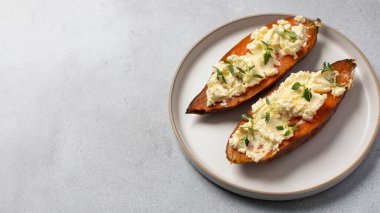 Pişmiş tatlı patates, ricotta ve taze otlar. Sağlıklı ve vejetaryen yemekleri. Yer elması kavramı, kumara. Boşluğu kopyala