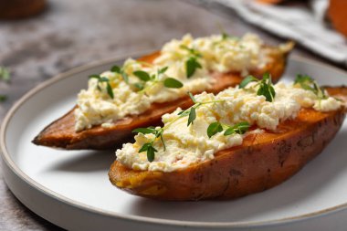 Krem peynirli fırında patates ve taze otlar. Sağlıklı ve vejetaryen yemeği kavramı. Cumara.